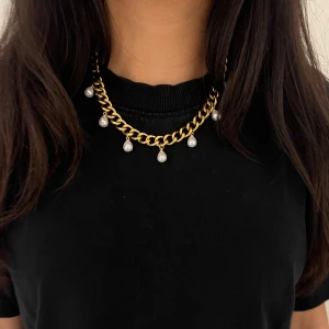 Halsband med pärlor  - Priset går att diskutera  och det finns även i silverfärg. Guldpläterad 18k halsband på rostfritt stål som är justerbar mellan 38- 43 cm. Det ingår en röd present ask. Jag har en annan annons med samma halsband, billigare dock ingår inte present asken.