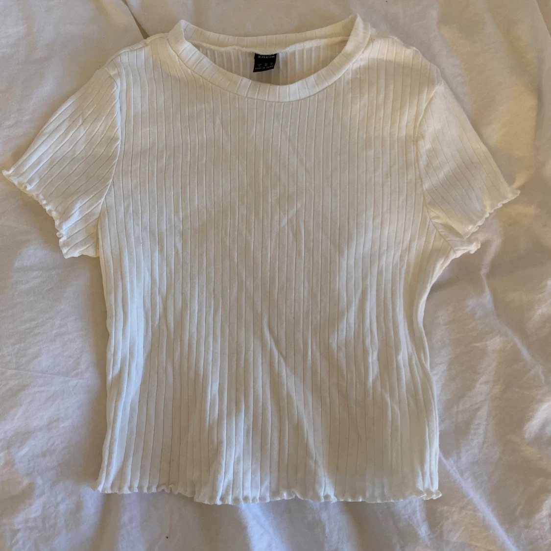 Vit ribbad t-shirt från SHEIN