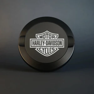 Metall Snusdosa - Harley Davidson - Denna stilrena snusdosa i matt svart metall är både praktisk och elegant. Med två fack för nytt och använt snus samt en robust konstruktion är den perfekt för alla tillfällen. Den kompakta storleken gör den lätt att bära, och den lasergraverade designen ger en personlig touch.