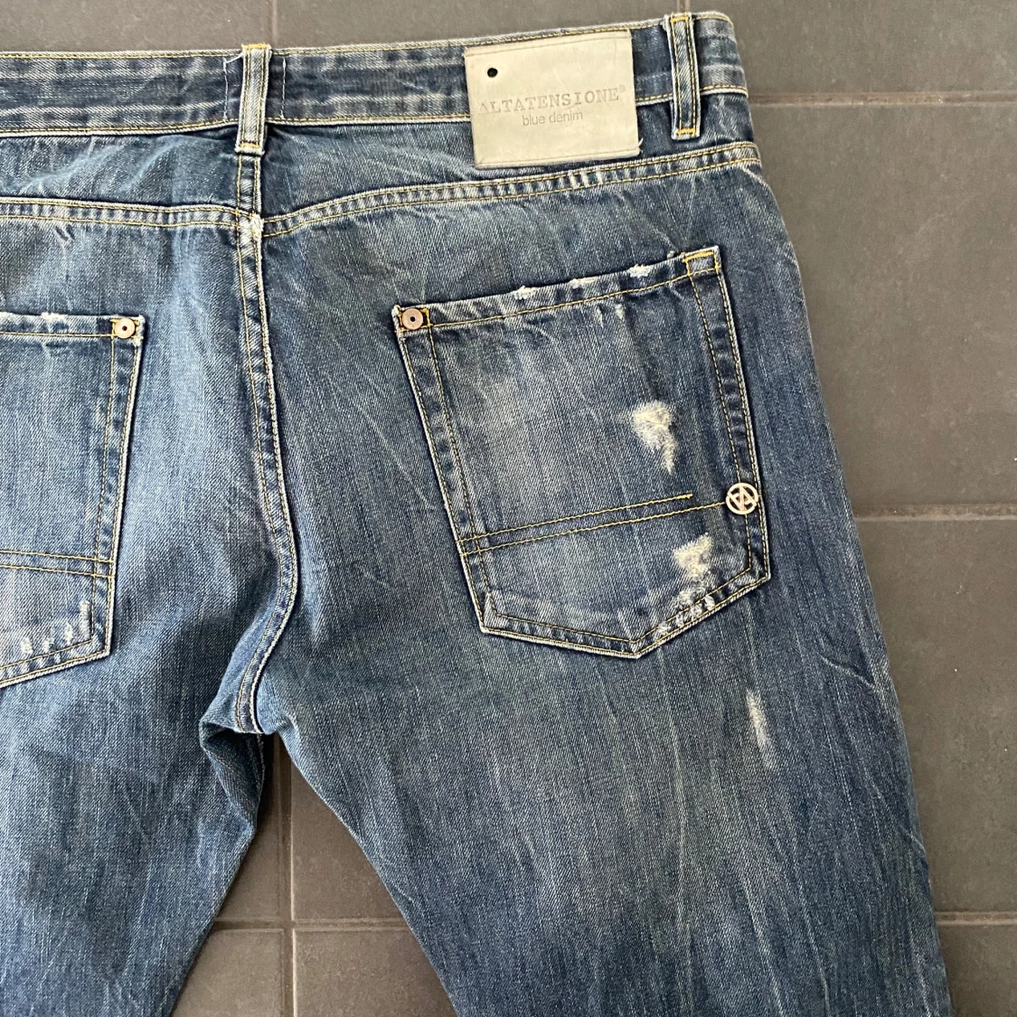 Blå slitna jeans från Altatensione - 3
