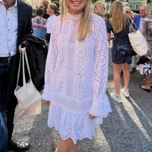 Studentklänning - Student/sommar klänning från hm i M!! 🤍🤍