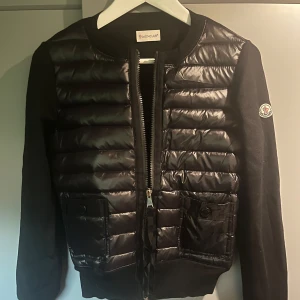 Moncler cardigan dam - Säljer nu denna snygga moncler jackan, perfekt inför sommarkvällarna. Storlek 2 vilket motsvarar M men sitter som S, min syrra hade den och hon var 167cm lång. Skriv vid intresse 💬 