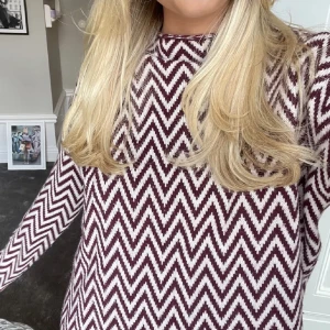 Vinröd och vit zigzag-mönstrad stickad tröja - Säljer en stickad tröja med vinrött och vitt zigzag-mönster. Tröjan har rund halsringning och långa ärmar. Storlek s, så fint skick. Tröjan är från Dagmar🩷