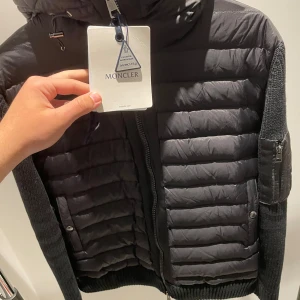 Moncler cardigan  - Helt ny, nfc tag fråga om fler bilder pris kan diskuteras