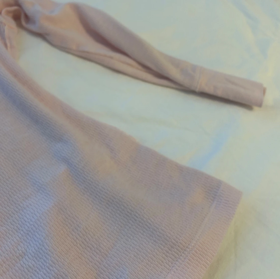 Ljusrosa långärmad topp med blommor och glitter - 4