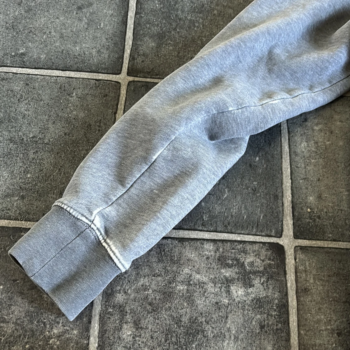 Grå hoodie från GANT med broderad logga - 3