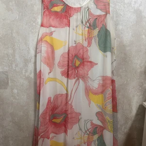 Blommig klänning  - Sommar klänning i strl M!🌸följer även med ett matchande skärp! 