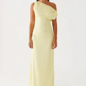 Ljusgul balklänning  - Elegant ljusgul balklänning med oneshoulder-design och draperad överdel. HELT NY! från peppermayo då jag ångrade mig ang bal av klänning till balen. Postar samma dag som köpet så att den hinner komma till årets bal❤️
