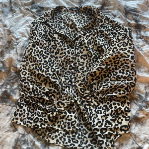 Leopardmönstrad skjorta - Säljer en snygg skjorta med leopardmönster. Skjortan har klassisk krage och knäppning framtill. Perfekt för dig som vill sticka ut lite extra med din outfit.