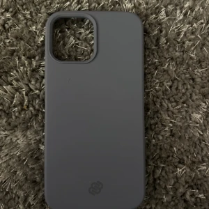Lila skal iPhone 12 Pro max - Lila skal till iPhone 12 Pro max från mobello. Helt nytt aldrig använt, inga defekter 
