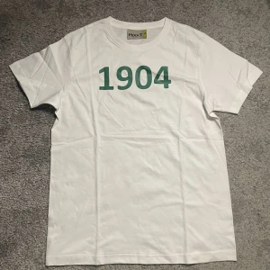 VSK  - En VSK supporter tröja, Texten "1904" på framsidan, "Västra Aros" på baksidan. Finns i storlek S,M,L. Aldrig använda