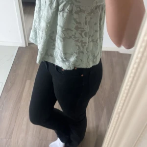 Svarta jeansbyxor - Säljer ett par svarta jeansbyxor med klassisk femficksdesign och raka ben. Byxorna har normal passform och är perfekta för dig som vill ha en stilren och enkel look. Passar till det mesta och är ett måste i garderoben.
