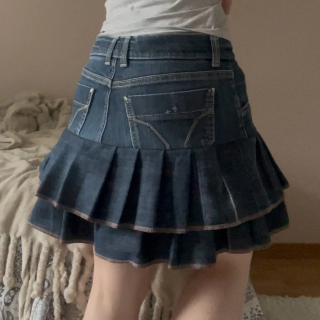 Mörkblå jeanskjol med volanger - 3