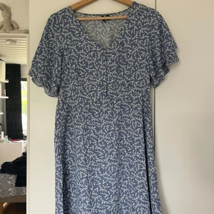 Klänning - Söt klänning från Vero Moda med fjärilsärmar, perfekt till midsommar. Storlek S, använd 1-2 gånger. Säljer då den tyvärr är för liten. Pris kan diskuteras  Hör av dig vid frågor