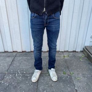Nudie jeans  - Nudie jeans - Modell: Grim Tim - Storlek: W29/L32(uppsydda från L34) - skick: 9/10 - Nypris runt 2000kr