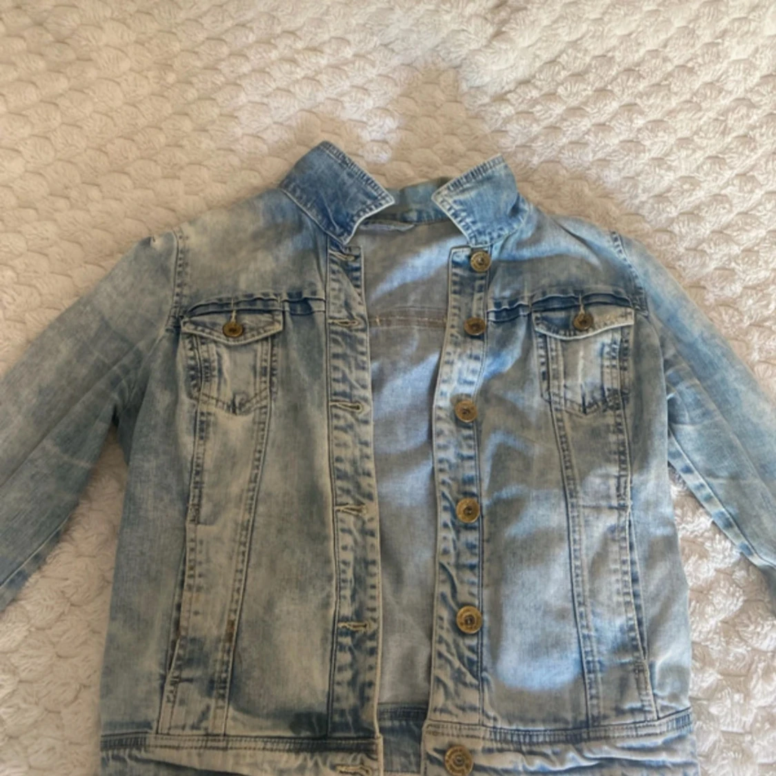 Ljusblå jeansjacka med knappar