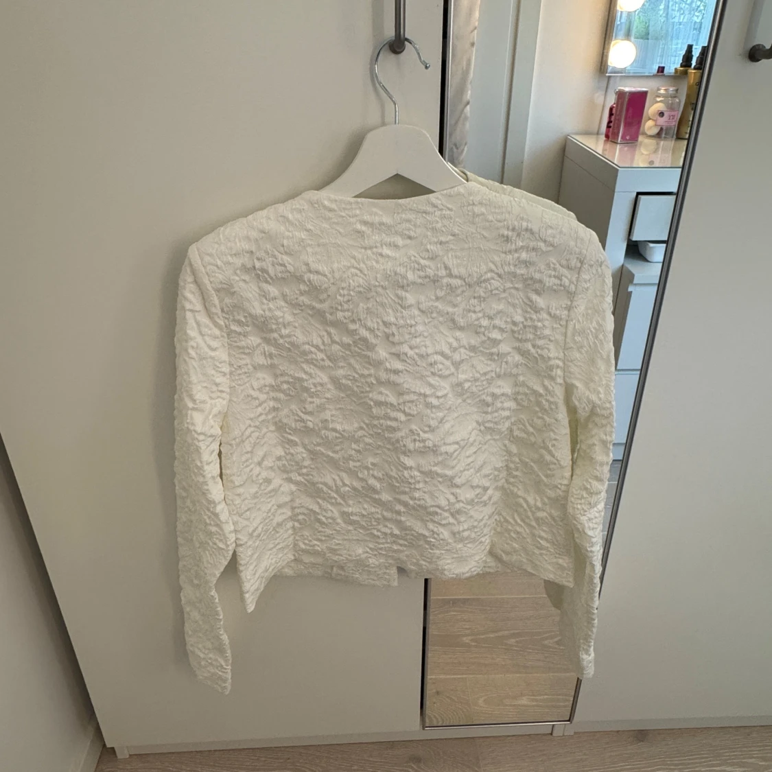 Vit blus/kofta med svarta rosetter från Kappahl - 1