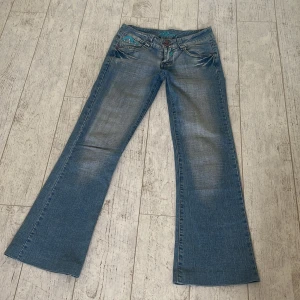 Lågmidjade bootcut jeans - Snygga detaljer  Midjemått 36+mycket stretch Innerbenslängd 73