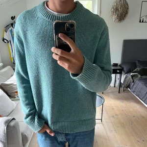 Arket Grön stickad tröja med rund hals - Bra skick, skulle behöva knottas av lite. Den är storlek S men sitter som en M/L. Riktigt skön.
