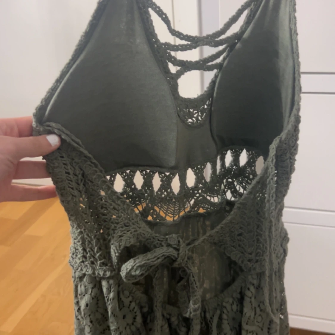 Grön virkad klänning med knyt i ryggen - 1