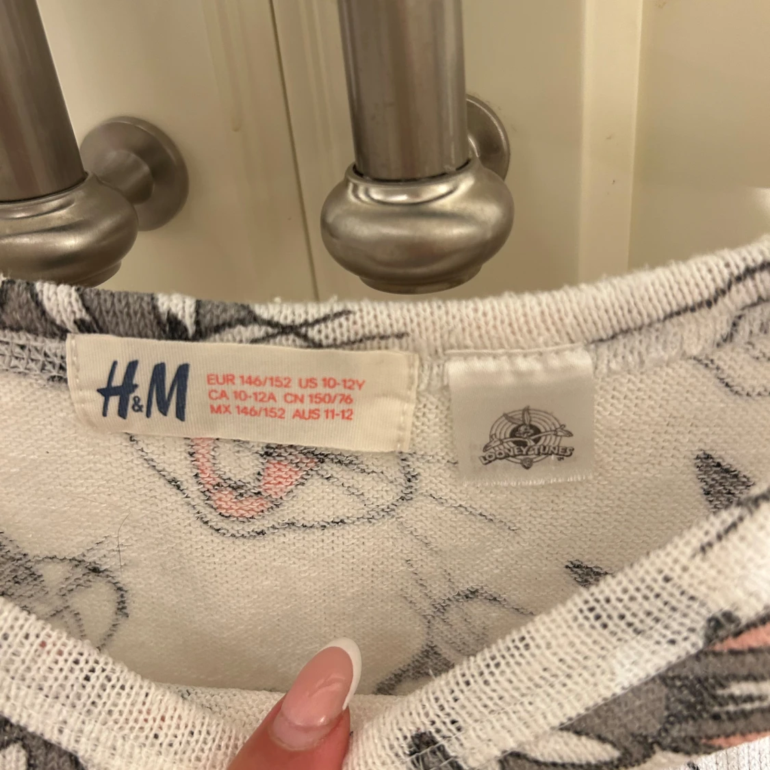 Grå långärmad tröja med Bugs Bunny från H&M - 1