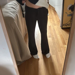 Svarta kostymbyxor från LMTD - Säljer ett par svarta kostymbyxor från LMTD. Jätte snygga till en stickad tröja. Aldrig använda med lappen kvar. Nya kostar 343❤️