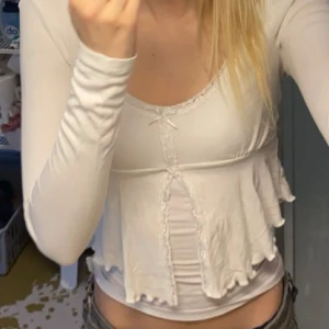 spets topp  - supersöt topp från gina, perfekt till sommaren, väldigt bekväm💕