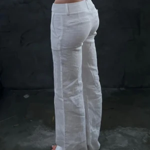 Vita linnebyxor med raka ben - Säljer dessa linnebyxor från Alobha i strl m. Helt nya, är endast testade! Jättesköna och snygga, tyvärr något för långa för mig så därför säljer jag. Nypris är 899kr, jag säljer för 800 eller bud!