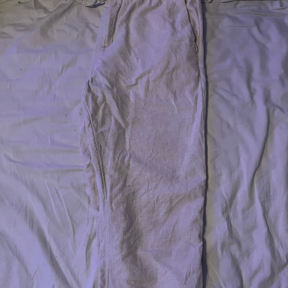 Beige linnebyxor från H&M med dragsko