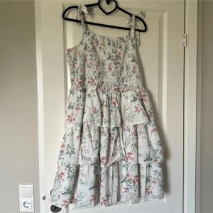Klänning newbie  - Smock klänning  från newbie i storlek XL, i nyskick . Endast använd 1 gång 