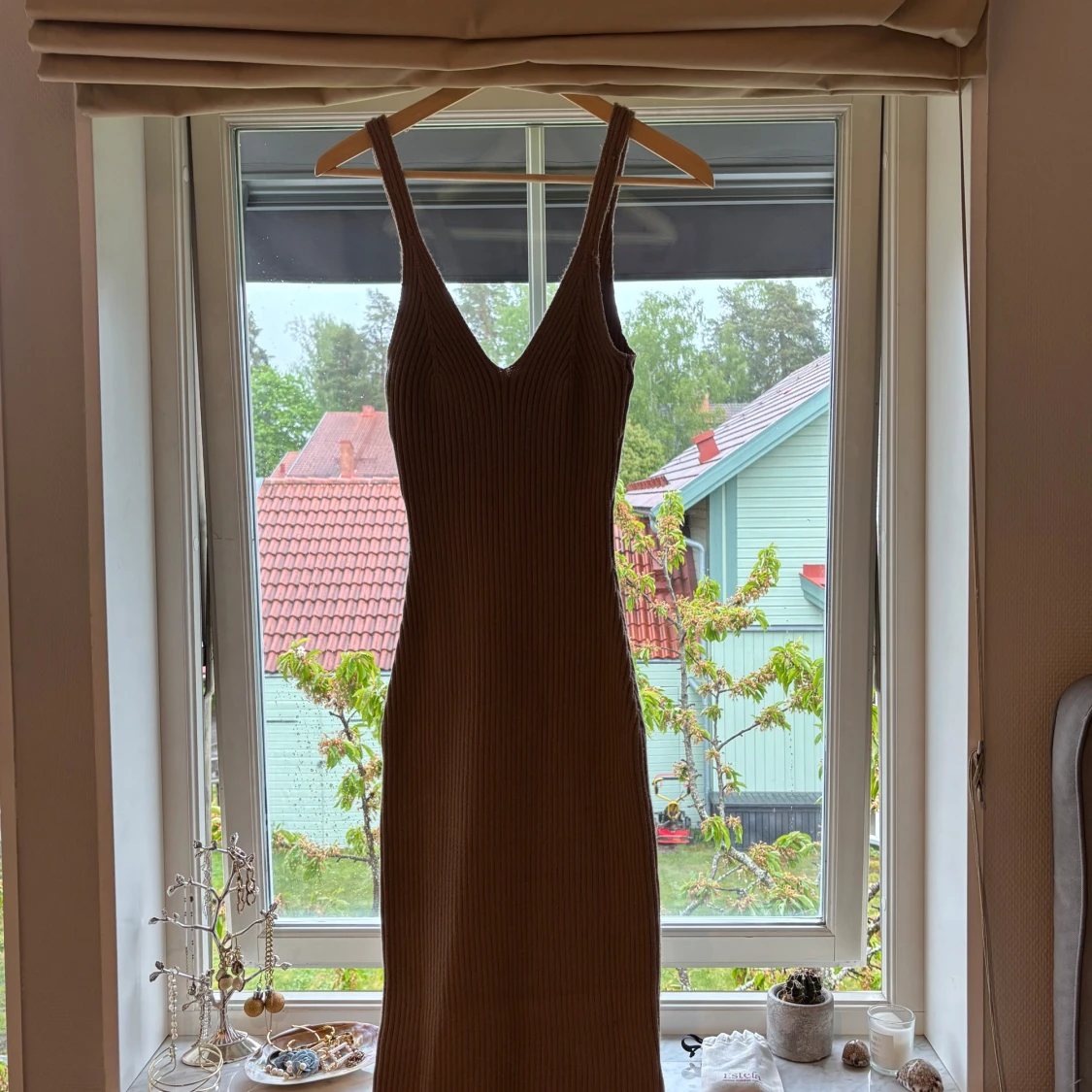 Beige ribbad långklänning med v-ringning