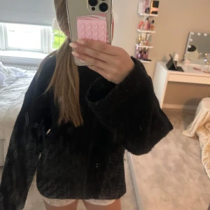 Svart stickad tröja - Mysig svart stickad tröja med rund halsringning och långa ärmar. Tröjan har en lite oversized passform och är perfekt för kyligare dagar. Enkel och stilren design som passar till det mesta.