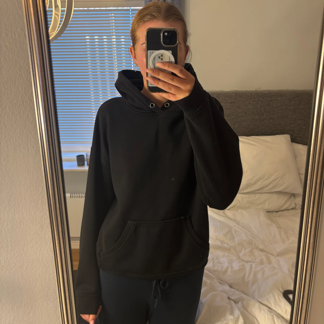 Svart hoodie med magficka - 1