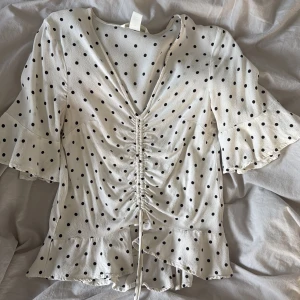 Prickig topp - Superfin prickig topp! Köpt från vinted men i fint skick!