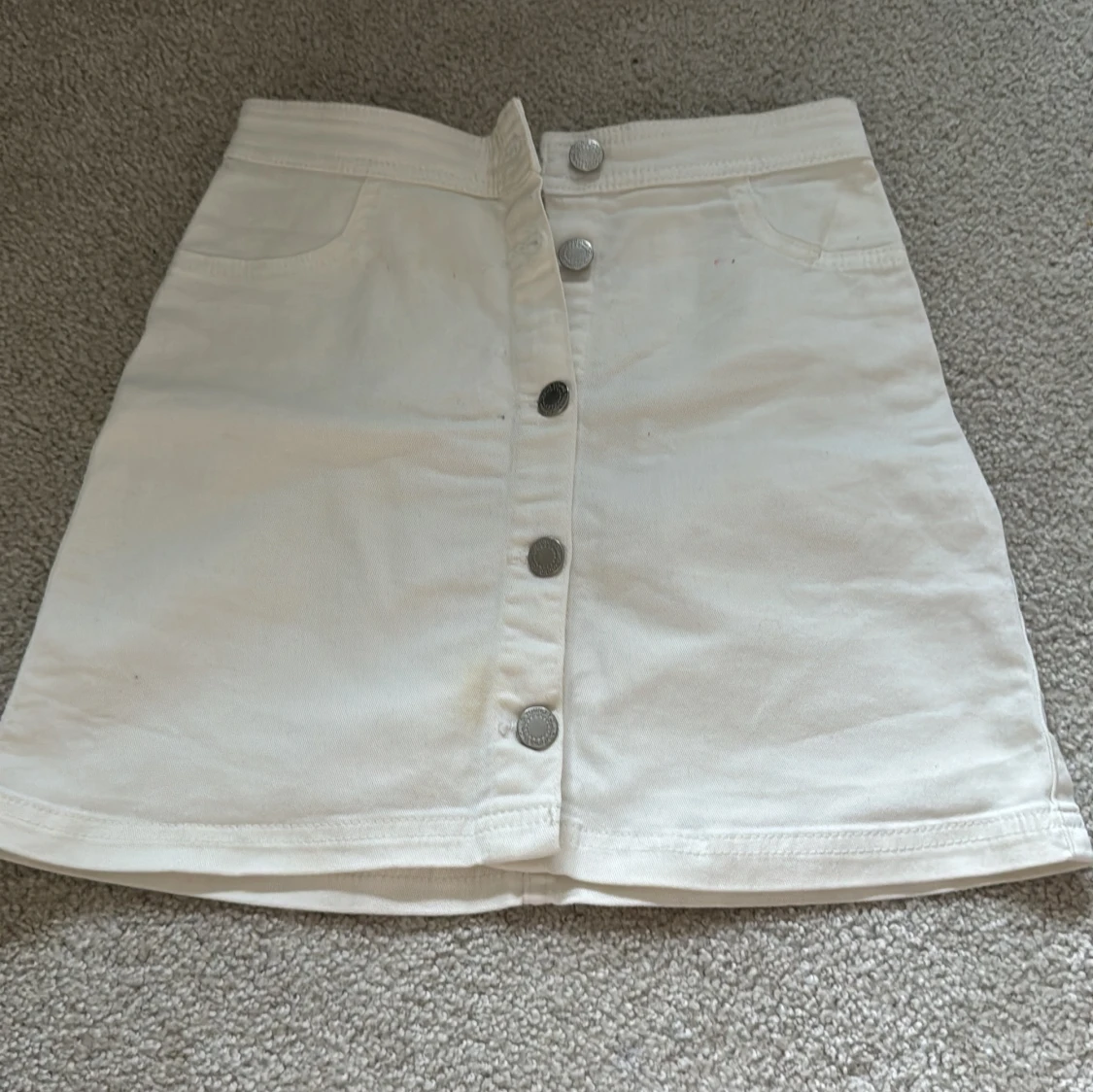 Vit jeanskjol med knappar från H&M