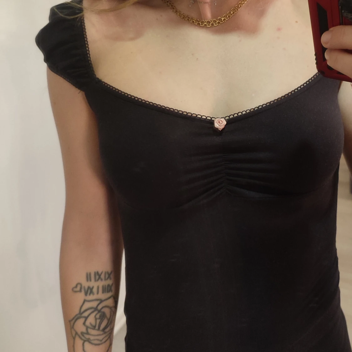 Svart topp med puffärmar - 1