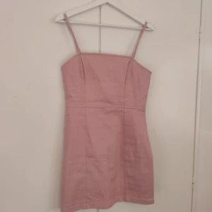 Rosa kort klänning - En perfekt klänning för sommaren, den är använd 2-3 gånger och är i ett väldigt bra skick. 