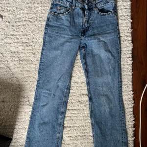 Blå raka jeans - Klassiska blå jeans med raka ben och normal passform. Perfekta till vardags och enkla att matcha med olika stilar.