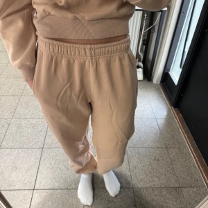 Beiga mjukisbyxor  - Säljer dessa super sköna mjukisbyxor från neo noir ⭐️⭐️ går att matcha med en hoodie eller sweatshirt ⭐️