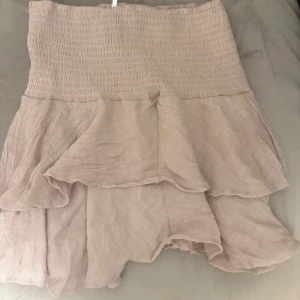 Beige volangkjol med resårmidja - Fin kjol för 50kr