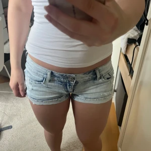 Ljusblå jeansshorts från Tally Weijl - Säljer ett par ljusblå lågmidjade jeansshorts från Tally Weijl i storlek 36. Midjan är 37cm tvärsöver! 