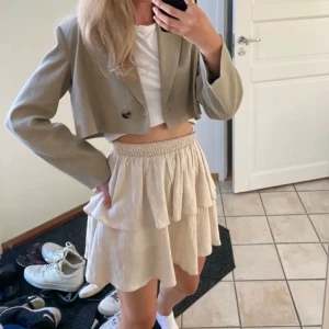Khaki blazer croppad - Säljer denna croppade kavajen i linneliknande typ ifrån zara💗 köpt för 799kr, använd en gång, färgen är beige/khaki