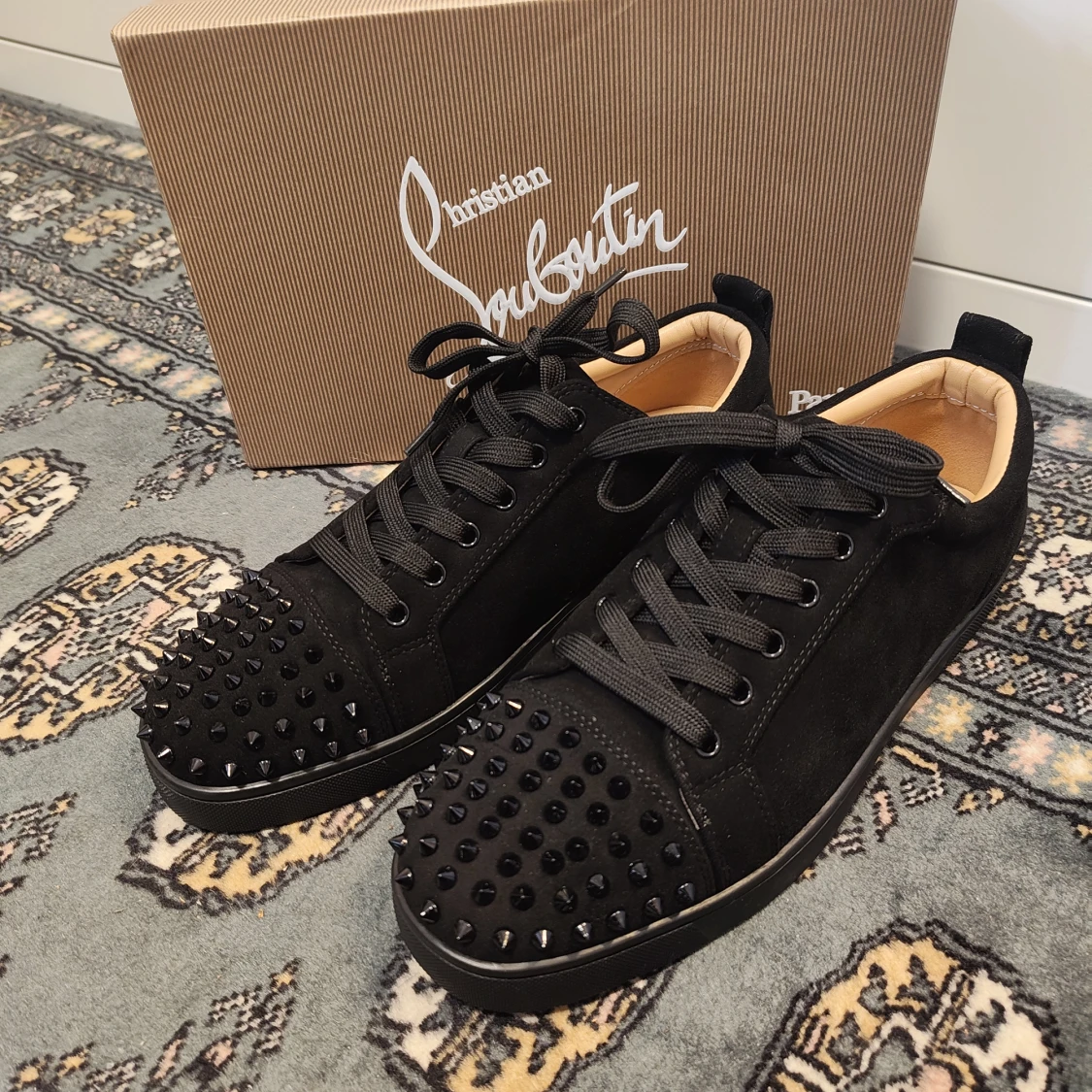 Svarta sneakers med nitar från Christian Louboutin