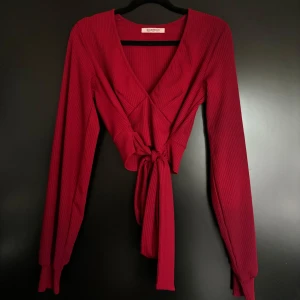 Glamorous Tröja - Fin festlig tröja med fin röd färg. Använd men fint skick. Köpt för 329kr. 
