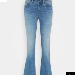 Jeans only tall  - Säljer dessa blåa flare jeans från only tall! Är långa på mig som är 1,80! Väldigt bra skick för att vara använda en del🤩 nypris 500