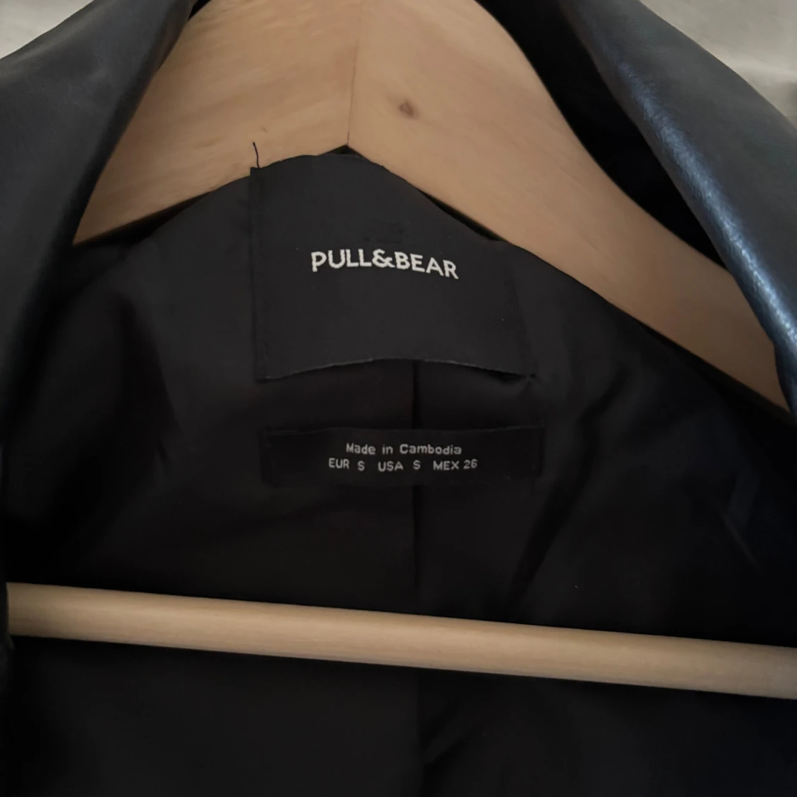 Svart skinnjacka från Pull&Bear - 2