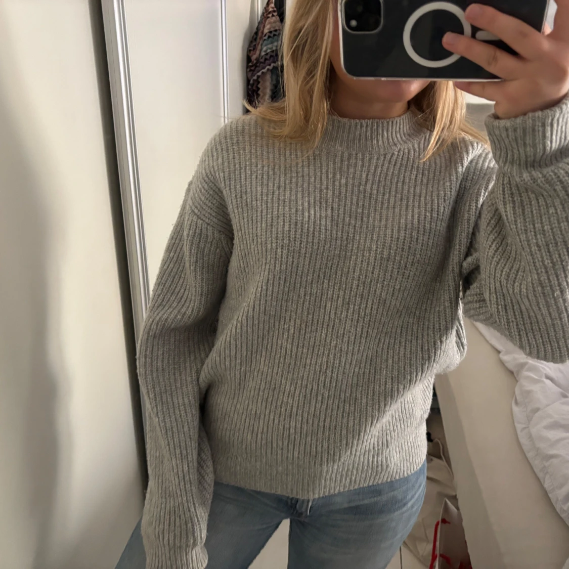 Grå stickad tröja - 2