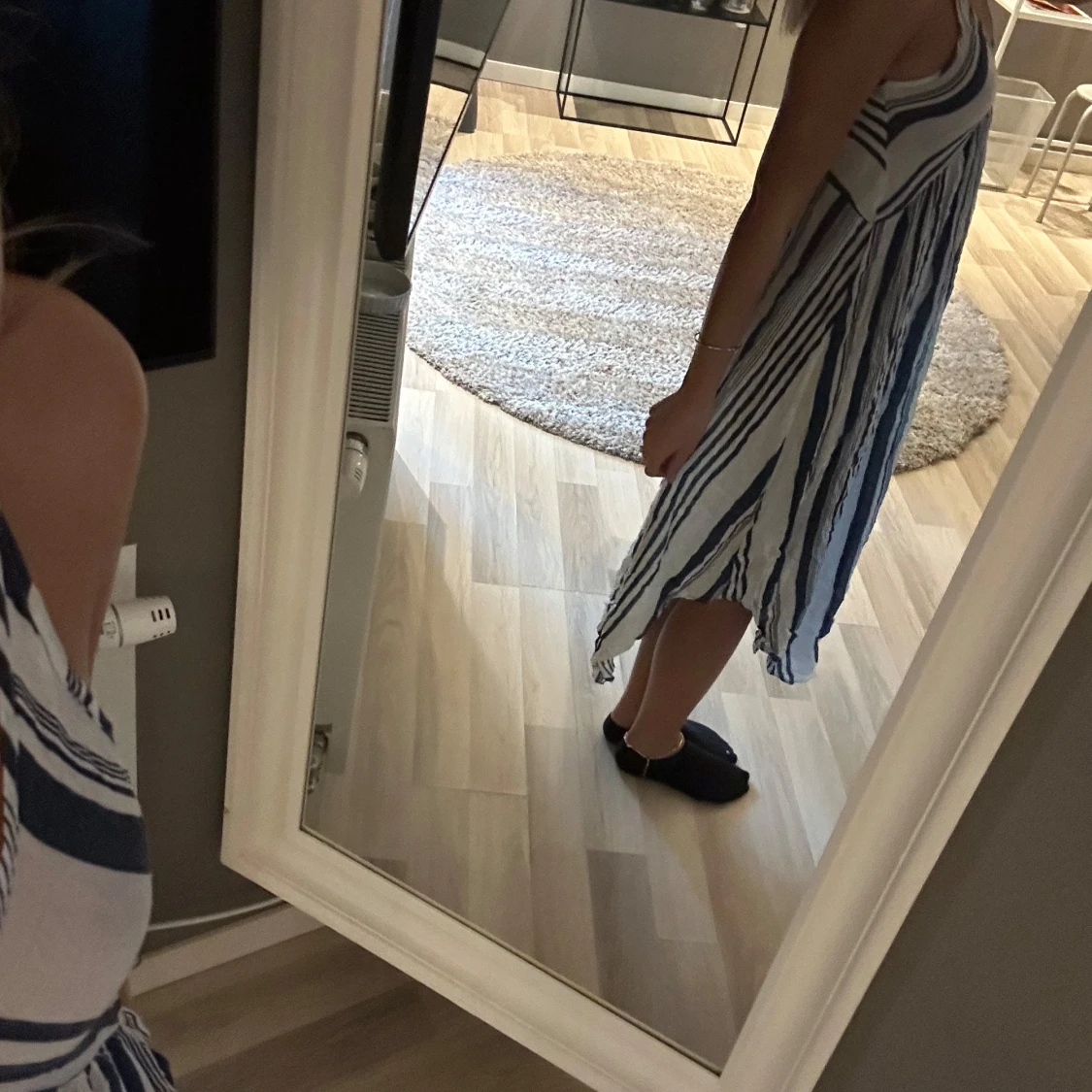 Randig sommarklänning med djup v-ringning - 2