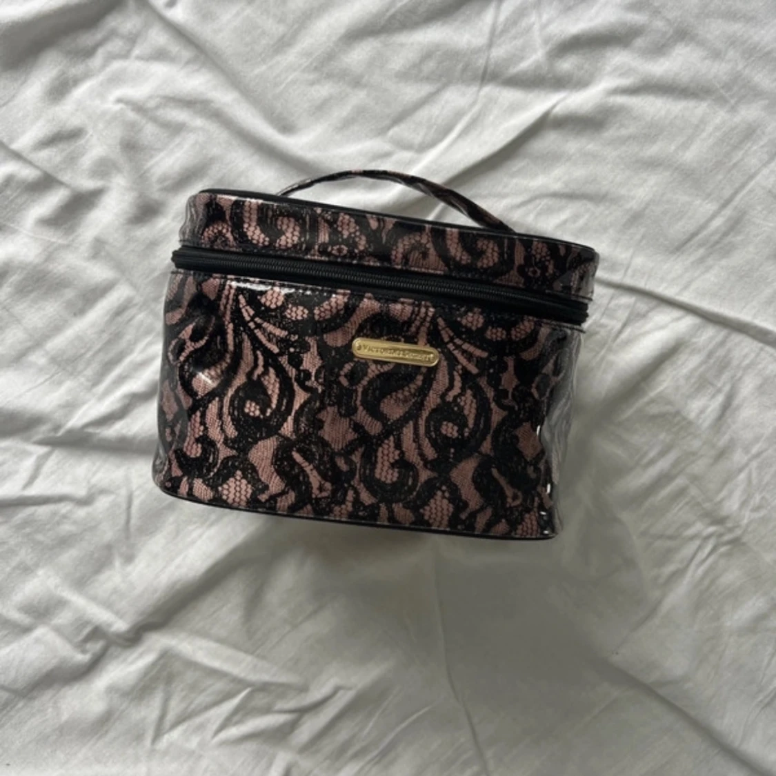 Necessär från Victoria's Secret med spetsmönster