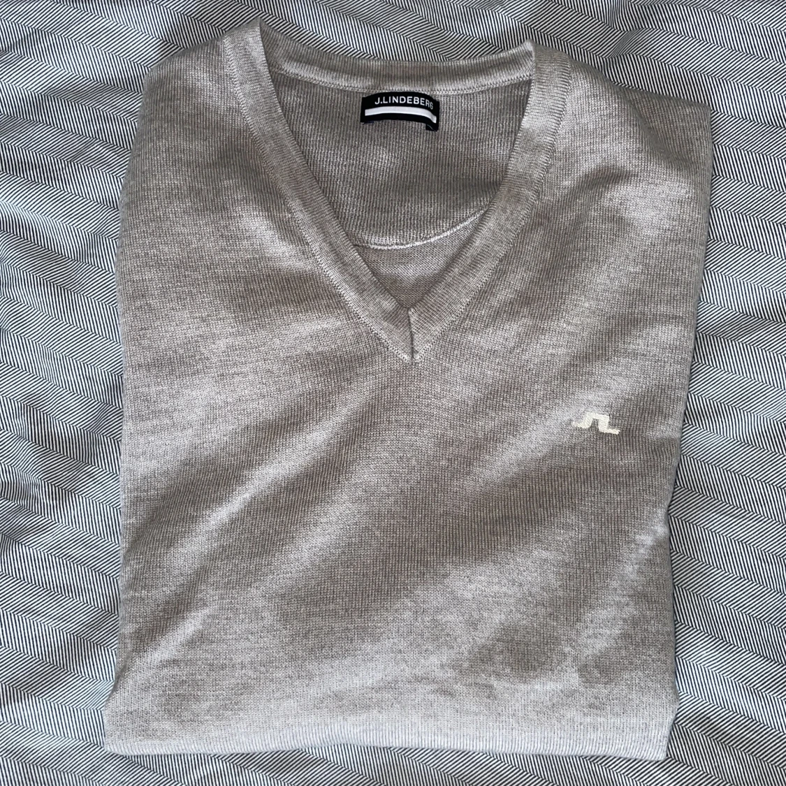 Ljusgrå v-ringad tröja från J.Lindeberg - 3